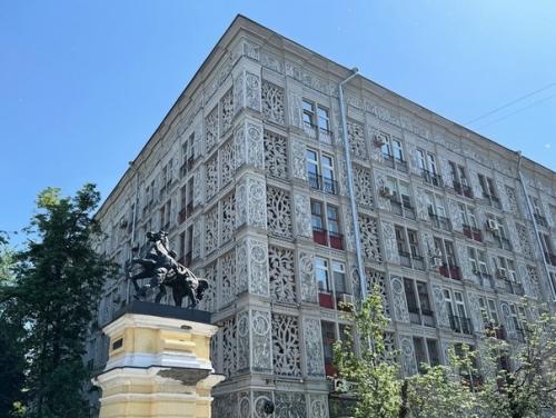 Внутри знаменитого ажурного дома (ленинградский проспект, 27); после капремонта подъезда и избавления от грязно-зеленого цвета стен. 06