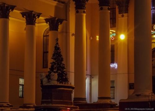 Дворец культуры построен по заказу и на средства верх - исетского металлургического завода в 1952-1957 годах. 03