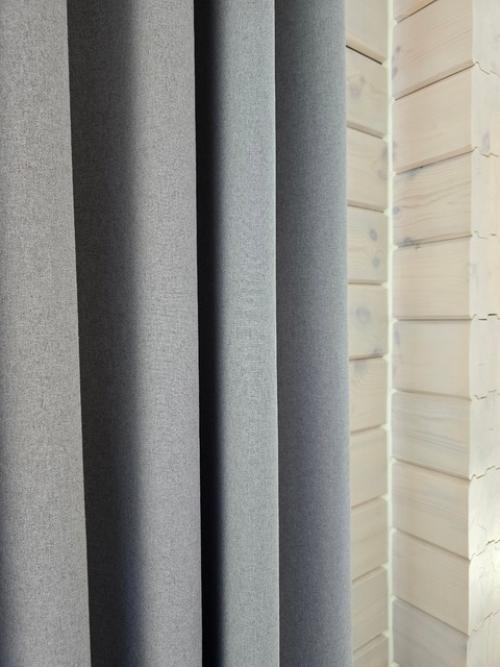 Выбор текстильного оформления для двух больших окон, расположенных на одной стене, всегда вызывает много вопросов. 02