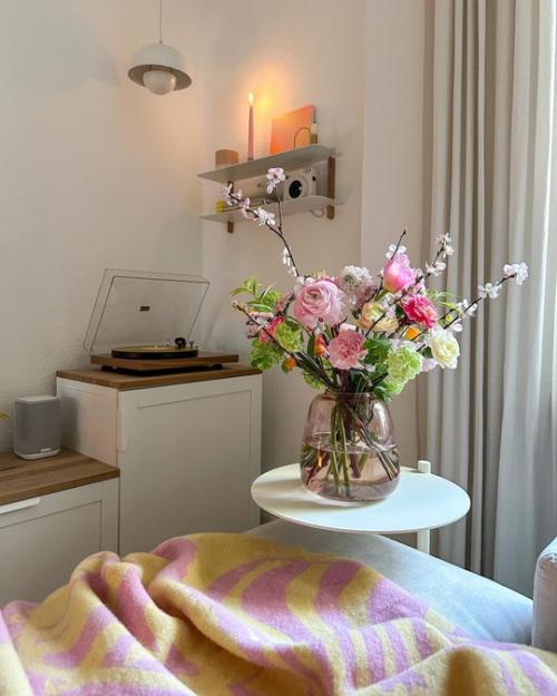 Очаровательная небольшая квартира с современным интерьером в пастельных тонах и мебелью икеа. 05