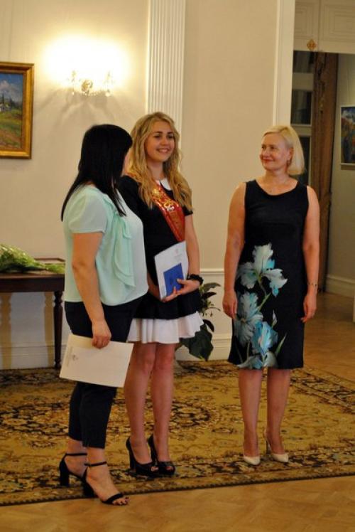 Выпускной - это самый важный, долгожданный и радостный школьник праздник, открывающий дорогу во взрослую жизнь. 02