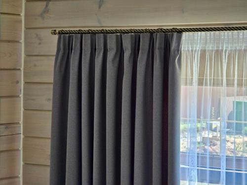 Выбор текстильного оформления для двух больших окон, расположенных на одной стене, всегда вызывает много вопросов. 01