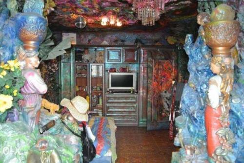 Вот такая вот необычная квартира с самым настоящим психоделическим интерьером выставлена на продажу в Киеве. 05