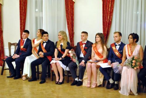 Выпускной - это самый важный, долгожданный и радостный школьник праздник, открывающий дорогу во взрослую жизнь. 05