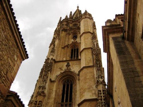 Готический кафедральный собор святого спасителя Овьедо находится в центре города на улице калье де Санта Анна неподалеку от здания ратуши Овьедо. 01