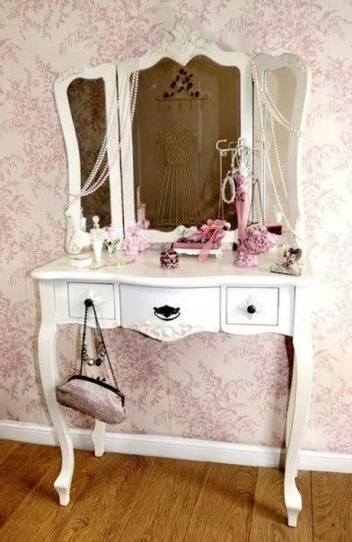 Он представлял собой уютную небольшую комнатку, обставленную красивой и удобной мебелью. 06