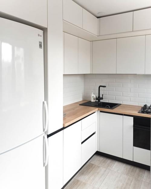 В качестве фасадов для данной кухни используются фасады из наноматовых МДФ панелей фирмы Evogloss в белом цвете. 02