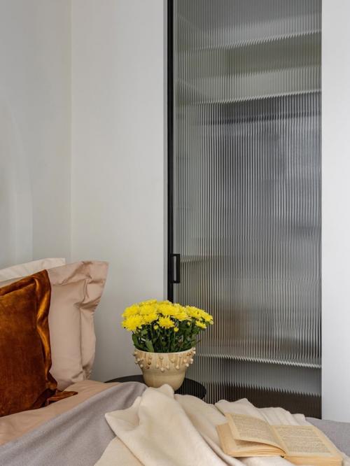 Грамотная планировка позволила создать зонирование без перегородок. 06