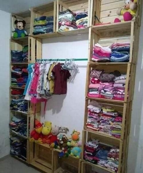 Идеи вешалок и шкафчиков из паллет и деревянных ящиков. 05