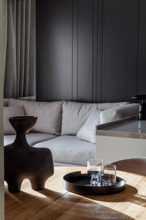 Хозяин квартиры немного сдержан, но при этом любит яркие цвета и был готов на дизайнерские эксперименты. 02