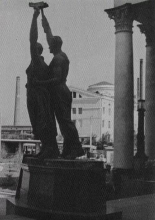 Дворец культуры построен по заказу и на средства верх - исетского металлургического завода в 1952-1957 годах. 09