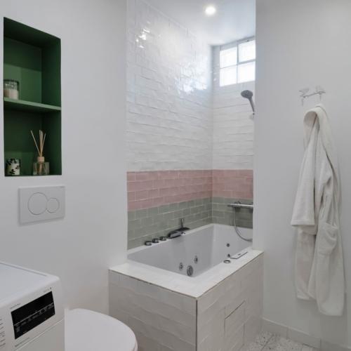 Дизайнер Екатерина Данилова сделала в парижской квартире легкую перепланировку и оформила интерьер под кодовым названием Цветы и Птицы. 08