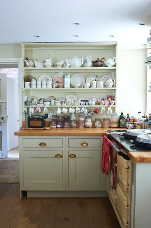 Сложно представить себе иной предмет мебели, который мог бы подарить интерьеру столько уюта и теплоты, как буфет на кухню. 06