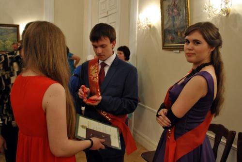 Выпускной - это самый важный, долгожданный и радостный школьник праздник, открывающий дорогу во взрослую жизнь. 07