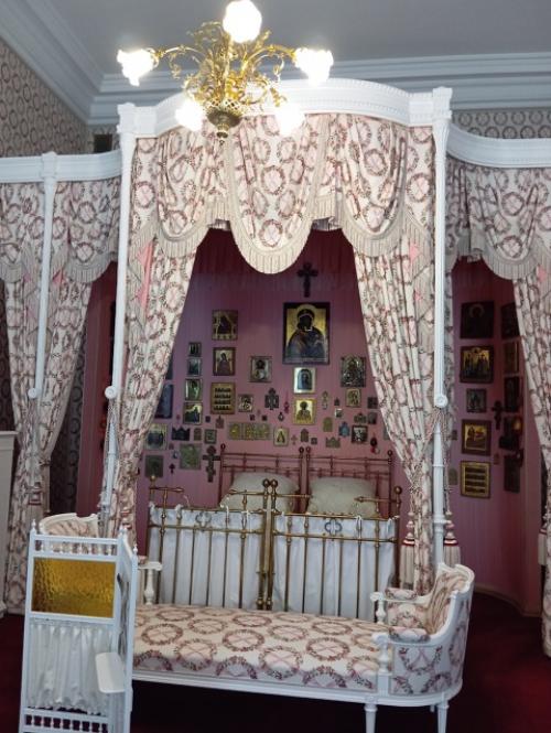 Александровский дворец - место, где с 1905 года постоянно проживала семья Николая второго, и отсюда же отправилась в ссылку в августе 1917 года. 04