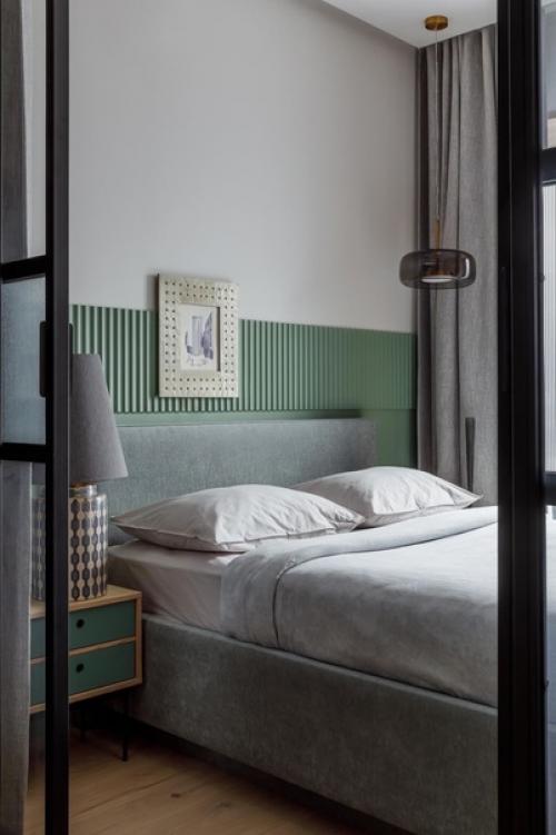 Хозяин квартиры немного сдержан, но при этом любит яркие цвета и был готов на дизайнерские эксперименты. 03