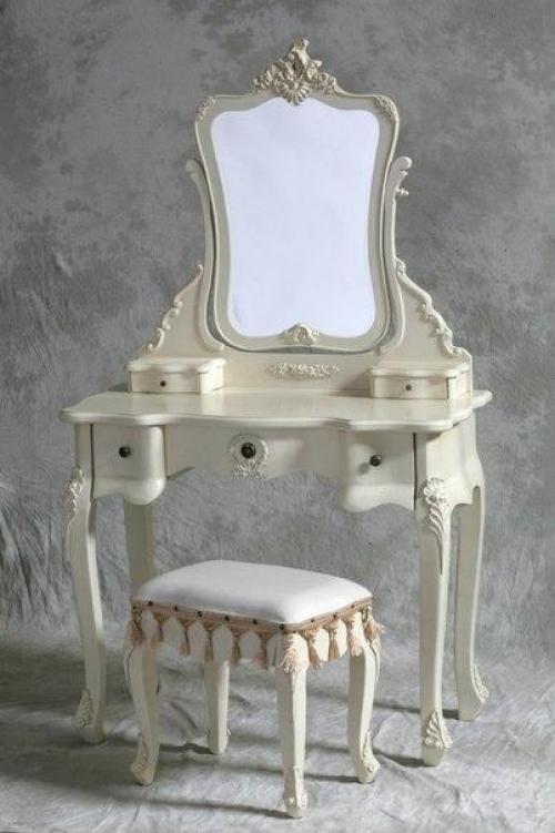 Он представлял собой уютную небольшую комнатку, обставленную красивой и удобной мебелью. 05