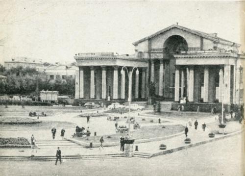 Дворец культуры построен по заказу и на средства верх - исетского металлургического завода в 1952-1957 годах. 06