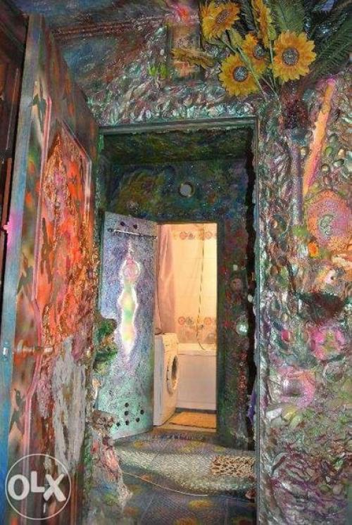 Вот такая вот необычная квартира с самым настоящим психоделическим интерьером выставлена на продажу в Киеве. 08