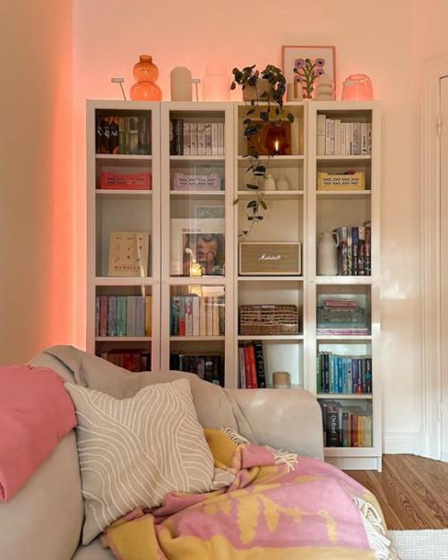 Очаровательная небольшая квартира с современным интерьером в пастельных тонах и мебелью икеа. 01