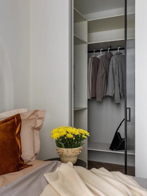 Грамотная планировка позволила создать зонирование без перегородок. 07