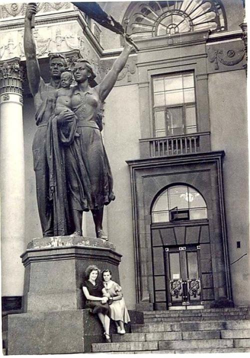 Дворец культуры построен по заказу и на средства верх - исетского металлургического завода в 1952-1957 годах. 08