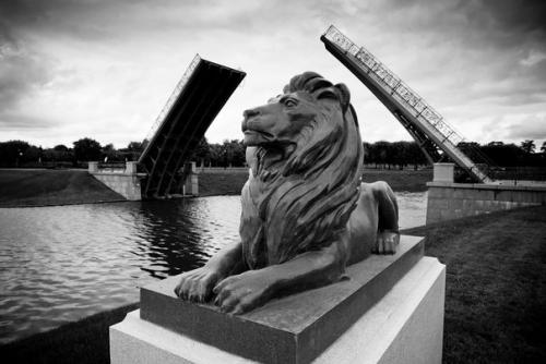 Стромболи (пицца-рулет).  Ингредиенты:  - 250 гр. теста для пиццы - 1 чашка томатного соуса. - 1, 5 чашки моцареллы. 01