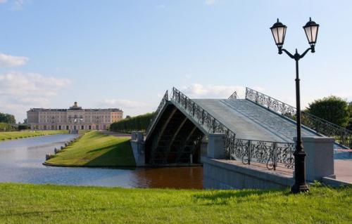 Стромболи (пицца-рулет).  Ингредиенты:  - 250 гр. теста для пиццы - 1 чашка томатного соуса. - 1, 5 чашки моцареллы. 04