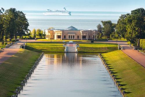 Стромболи (пицца-рулет).  Ингредиенты:  - 250 гр. теста для пиццы - 1 чашка томатного соуса. - 1, 5 чашки моцареллы. 05