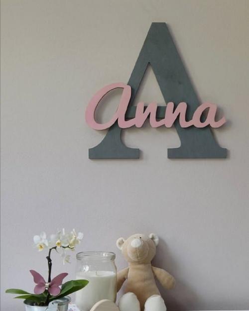 Различные надписи и отдельные знаки, выполненные из дерева или фанеры, не уступают позиции. 03