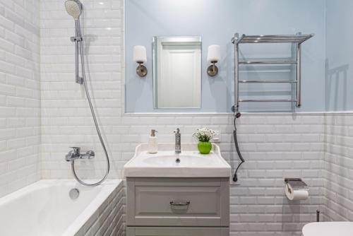 Светлый интерьер совмещенного санузла в скандинавском стиле. 02