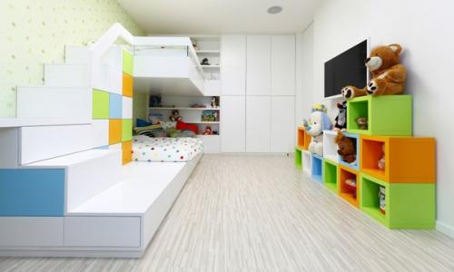 Свежий и современный интерьер просторной квартиры, расположенной в историческом городе бойнице, Словакия // 03. 04