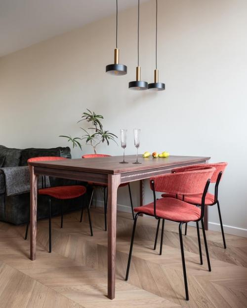 Эта квартира принадлежит женщине 40 лет с 14-летней дочкой. 04