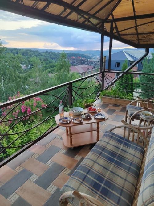 И вот такой дом, ближе по характеристикам к дворцу внезапно освободился и мы провели тут классных 3 дня. 01