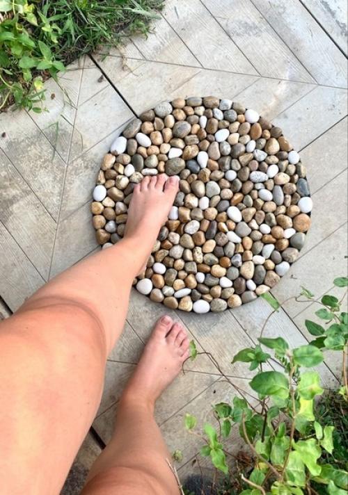 Массажные коврики из морской или речной гальки. 03
