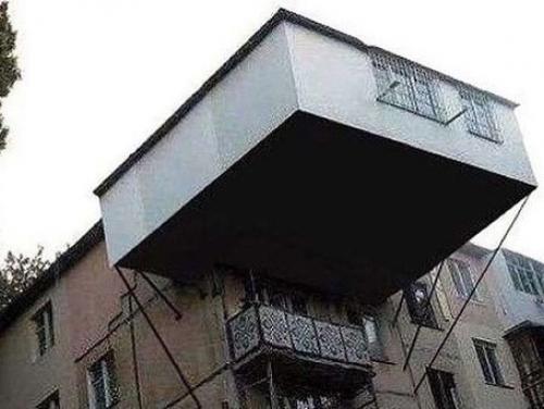 Таким образом, если не хватает балкона в квартире - не беда. 03