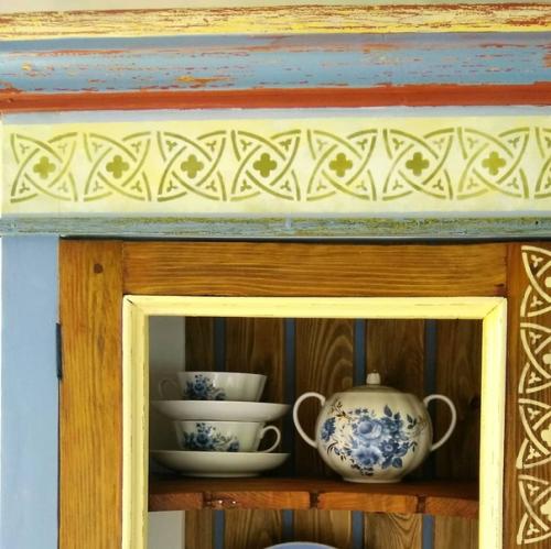 Приветствую всех.  Сага о буфете или как можно выглядеть в 96 ( чтоб я столько жил) при помощи пластики ( покраски. 01