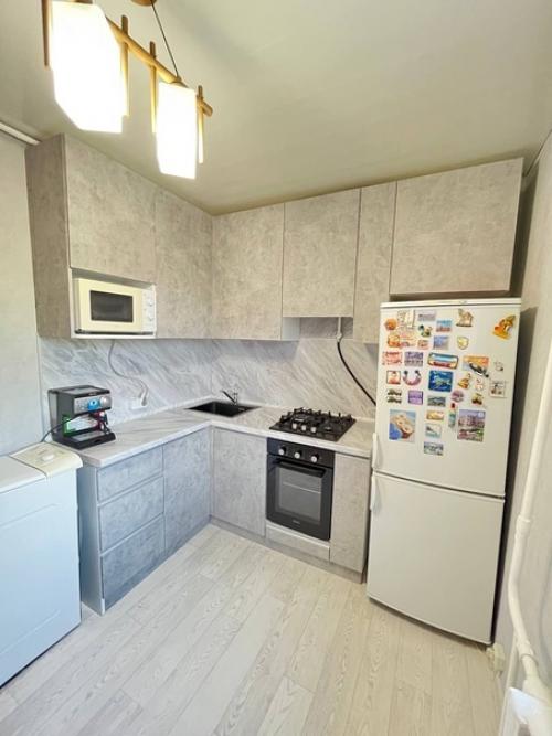 Серая кухня.  Серый цвет - более модная и практичная замена белому или бежевому. 04