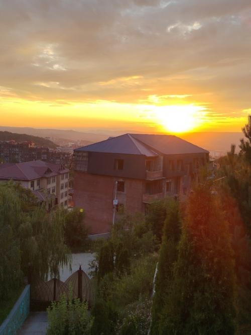 И вот такой дом, ближе по характеристикам к дворцу внезапно освободился и мы провели тут классных 3 дня. 09