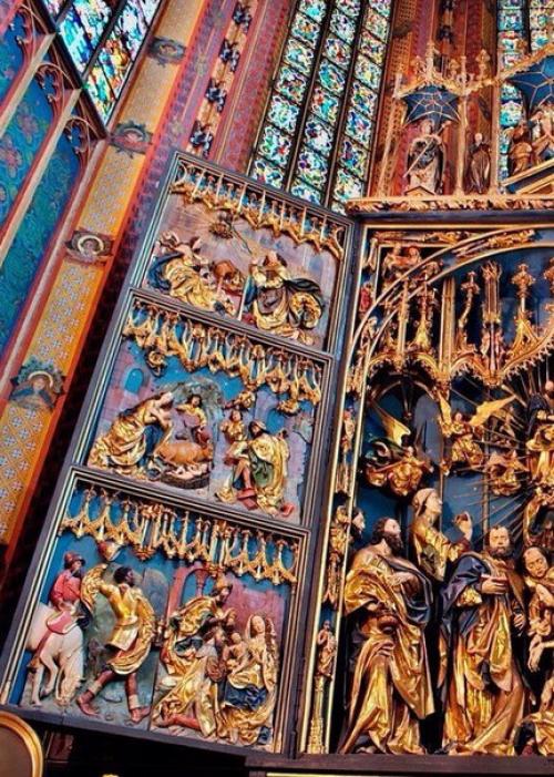 Мариацкий костел в Кракове, также известный как церковь святой Марии, высотой 80 м, особенно славится своим великолепным деревянным алтарем. 05