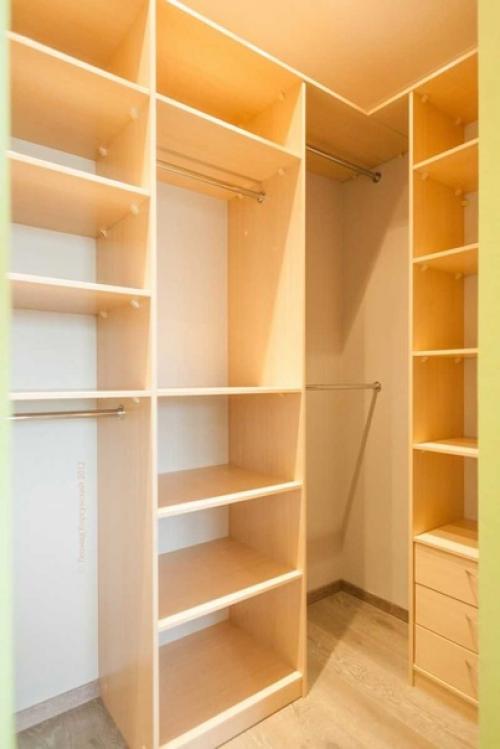 Каждый владелец жилой недвижимости сталкивается с необходимостью найти место для хранения верхней одежды, повседневных вещей и иных предметов. 01