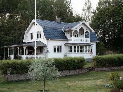 Обветшалый дом за 10 лет превратился в сказочный. 01