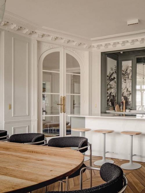 Интерьер оформлен на стыке эпох: элегантная лепнина, высокие потолки и классическая архитектура соседствуют с современной мебелью простых форм. 06