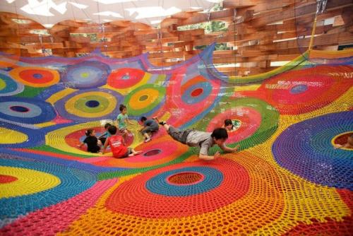 Женщина в свои 70 с лишним лет вяжет детские площадки. 04