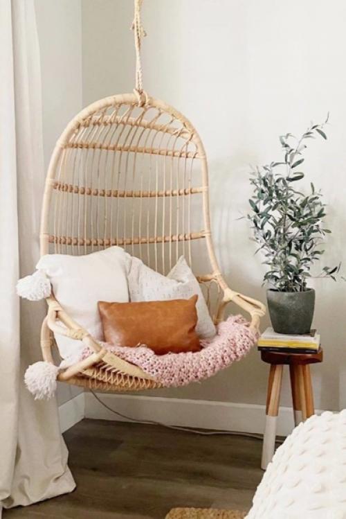 Подвесное кресло может быть удобным и интересным вариантом, если вы хотите украсить свой дом, террасу или балкон. 01
