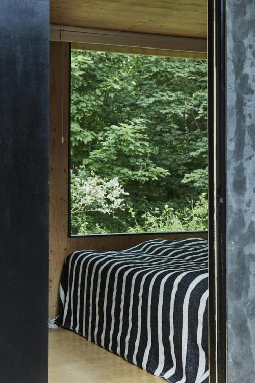 Летний дом в Дании был создан как уютное убежище и творческое пространство, тесно связанное с природой. 01