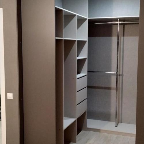 Каждый владелец жилой недвижимости сталкивается с необходимостью найти место для хранения верхней одежды, повседневных вещей и иных предметов. 04