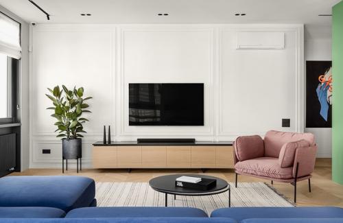 Красочная мебель - всегда отличный вариант, когда нужно сделать интерьер яркими и жизнерадостным. 01