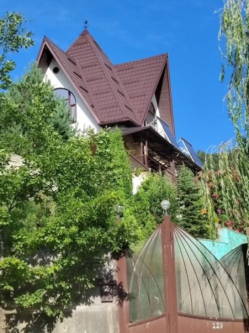 И вот такой дом, ближе по характеристикам к дворцу внезапно освободился и мы провели тут классных 3 дня. 03