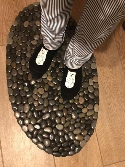 Массажные коврики из морской или речной гальки. 04